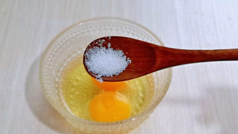 蛋抱萝卜红虾仁水饺,鸡蛋中加入盐,盐的量根据个人口味放,用筷子打散,放旁边备用。