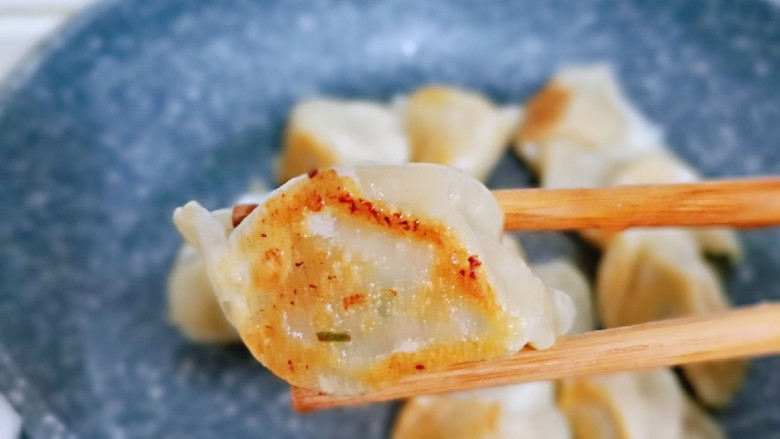 蛋抱萝卜红虾仁水饺,小火煎至底部金黄,可以根据个人喜欢,我家宝贝不太喜欢过硬的,所以我煎的火轻。