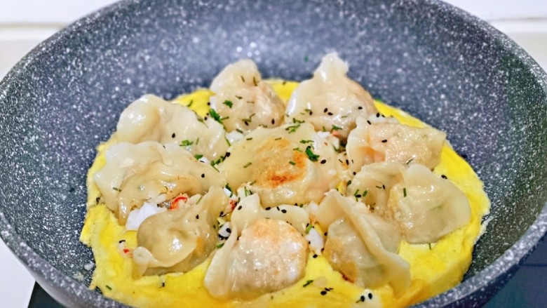 蛋抱萝卜红虾仁水饺,最后撒上葱花,即可关火。