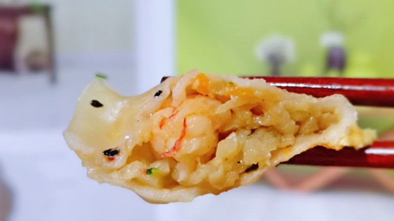 蛋抱萝卜红虾仁水饺,首次尝试萝卜红虾仁馅水饺,我能说从此爱上这个味儿吗?实在太好吃了。皮薄馅大,每个水饺里都有一个好大的红虾仁。