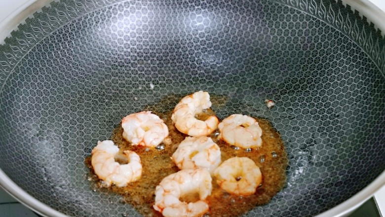 麻辣八爪鱼,起油锅,加入红虾仁煸炒至变色盛出备用。