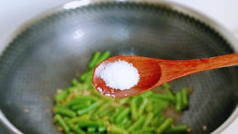 麻辣八爪鱼,按个人口味加入盐,翻炒2分钟,使豇豆入味。