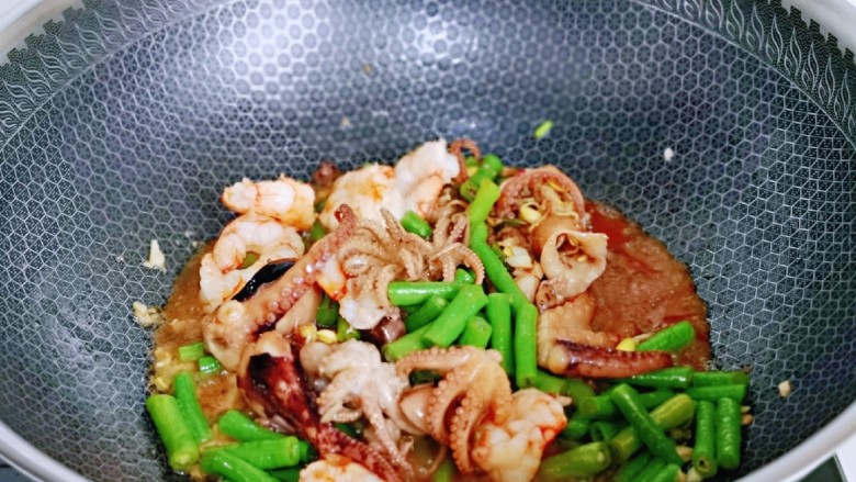 麻辣八爪鱼,再倒入煸炒过的虾仁,小八爪鱼,快速翻炒关火出锅。