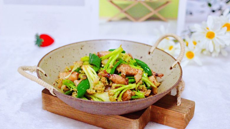 海兔花肉菜花家常小炒,清爽鲜美不油腻,下饭和配粥,都是爽歪歪。