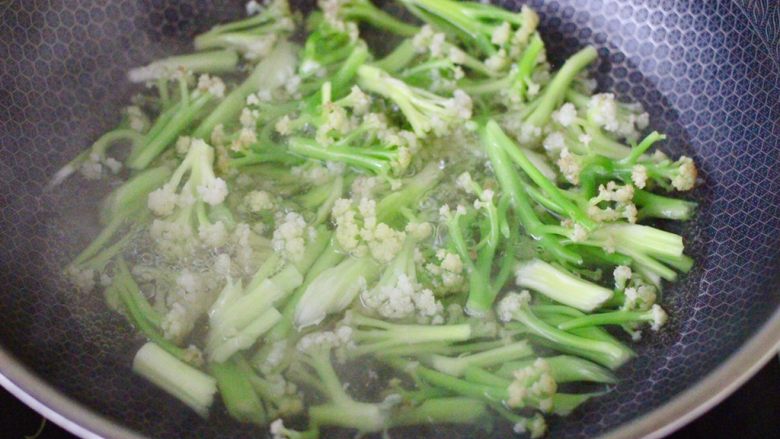 海兔花肉菜花家常小炒,锅中倒入适量的清水烧开,锅中放入少许盐,把菜花进行焯水1分钟后,捞出沥干水分备用。