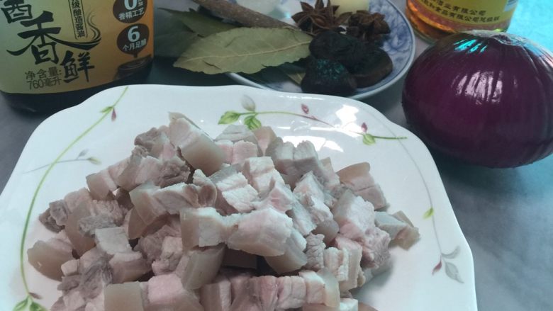卤肉饭,1、将所有食材备好,腩肉焯水捞出切小块