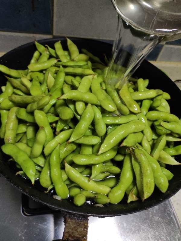 五香毛豆,调料,毛豆同时下锅,倒入适量清水