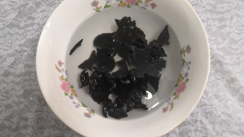 猪心汤,木耳放入温水中,泡发