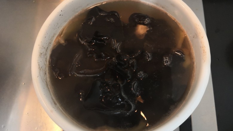 猪心汤,时间到,倒入木耳,洒入盐,继续烧煮