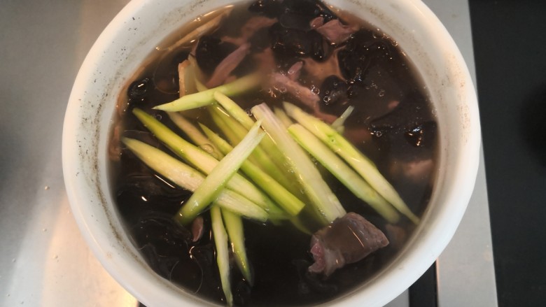 猪心汤,滚开后,倒入芦笋,中小火煮5分钟即可