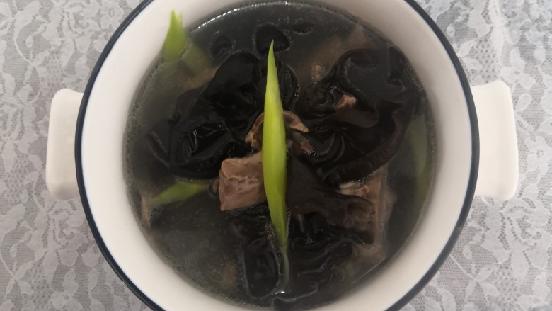 猪心汤,时间到,把猪心汤盛入碗中
