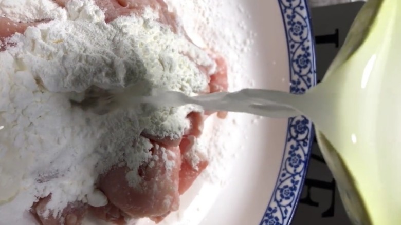 锅包肉,放入碗里加盐,淀粉,适量的水