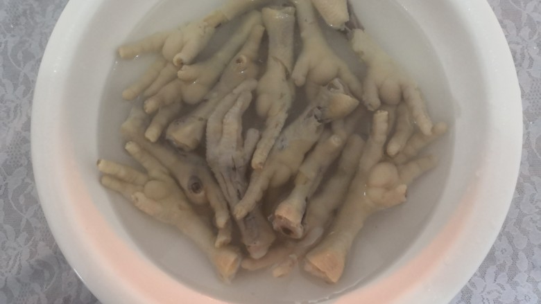 凉拌糖醋鸡爪,时间到,捞出,放入凉白开中,凉凉后,放冰箱冷藏1小时