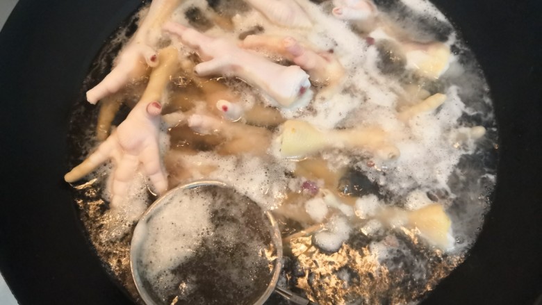 凉拌糖醋鸡爪,烧煮过程中,撇去浮沫,滚开后关小火焖15分钟