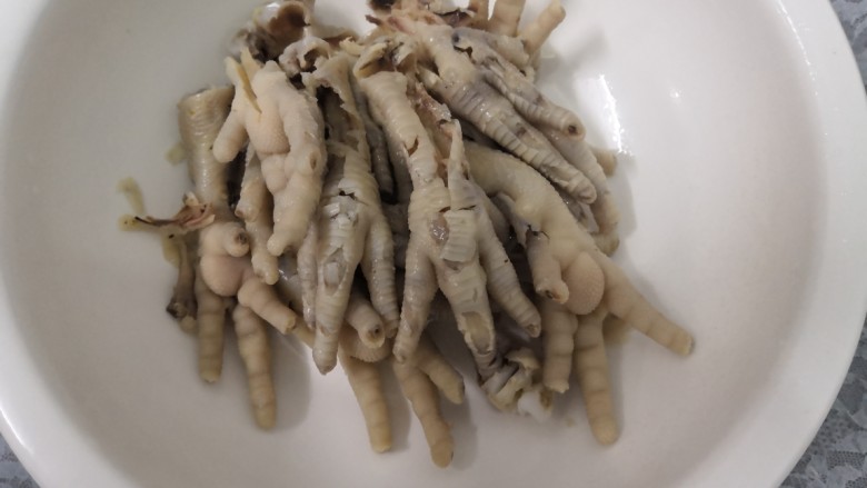 凉拌糖醋鸡爪,把去骨的鸡爪,放入盆中