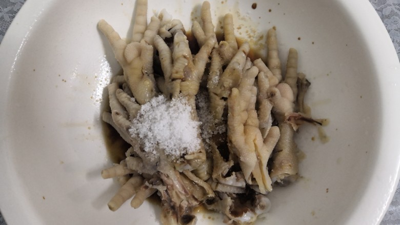 凉拌糖醋鸡爪,这个时候,先把鸡爪搅拌均匀