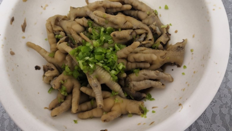 凉拌糖醋鸡爪,把青椒沫,倒入拌好的鸡爪中
