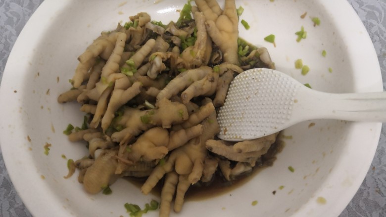 凉拌糖醋鸡爪,再次搅拌均匀,腌制30分钟