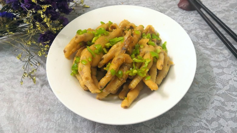 凉拌糖醋鸡爪,腌制时间到,即可盛出上桌