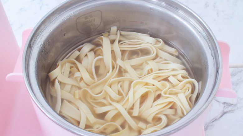 凉拌豆皮,锅中烧开水,再把豆皮放入焯水