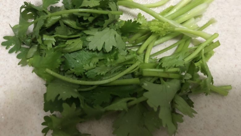 泡面打卡,<a style='color:red;display:inline-block;' href='/shicai/ 131'>香菜</a>洗净切段备用