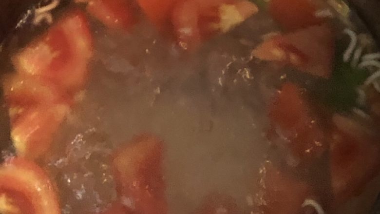 泡面打卡,水烧开后加入西红柿，煮3分钟