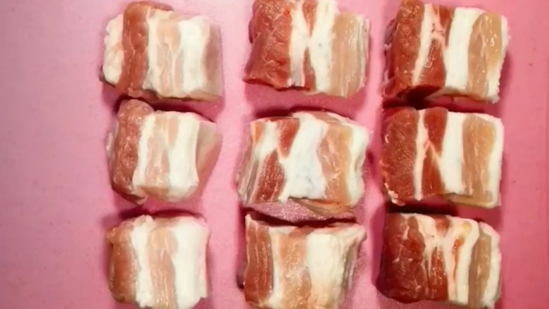 红烧肉,准备带皮<a style='color:red;display:inline-block;' href='/shicai/ 428'>五花肉</a>洗净切成块