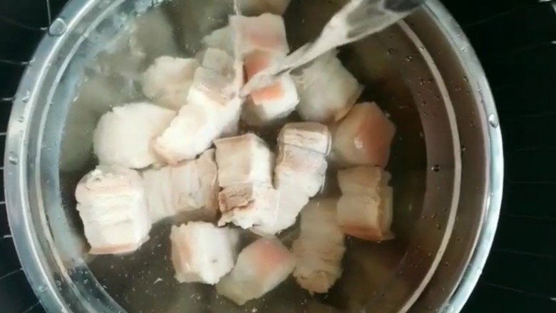 红烧肉,捞出清洗干净控水
