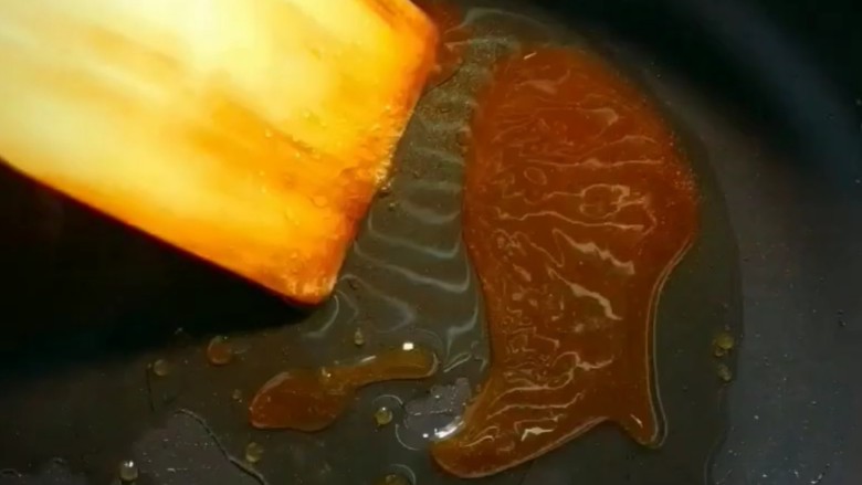 红烧肉,熬至枣红色