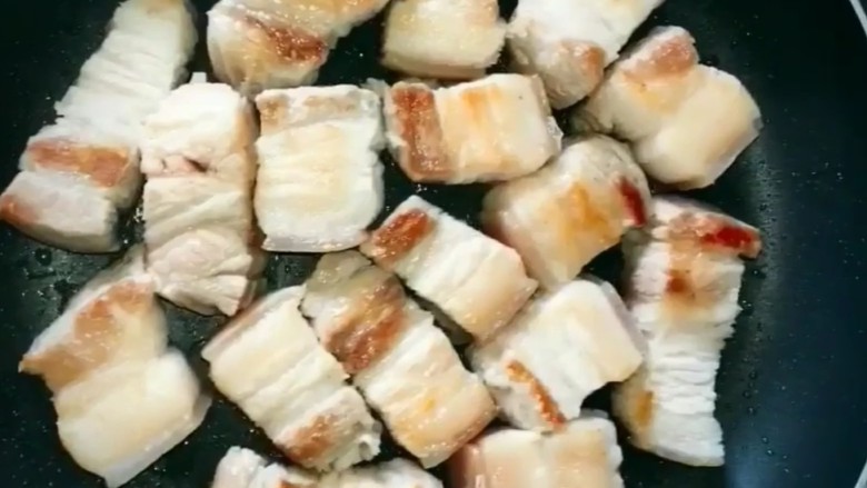 红烧肉,锅不放油放入五花肉,小火慢煎煎出多余的油脂,然后捞出备用