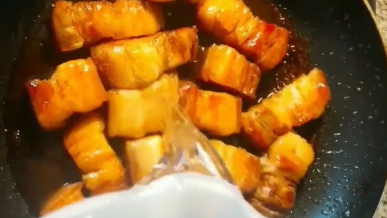 红烧肉,加<a style='color:red;display:inline-block;' href='/shicai/ 788'>生抽</a>,加水没过五花肉