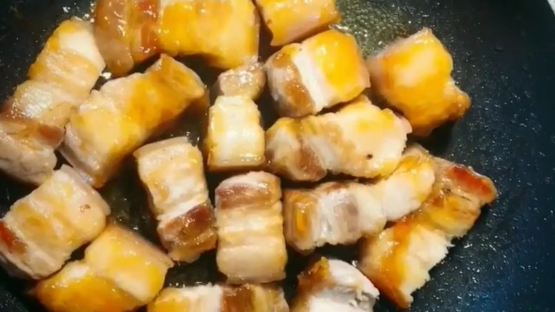红烧肉,放入五花肉翻炒上色