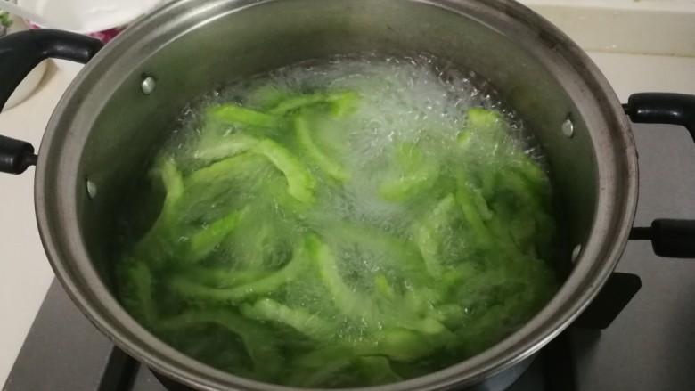 蒜泥苦瓜,放入苦瓜烧开三十秒