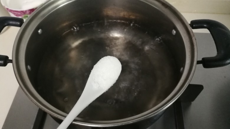 蒜泥苦瓜,锅中水开放入一小勺盐,滴几滴食用油,苦瓜焯水后颜色碧绿好看