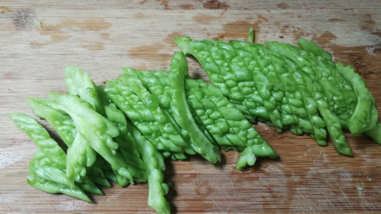 蒜泥苦瓜,用勺子挖去瓜瓤切成片