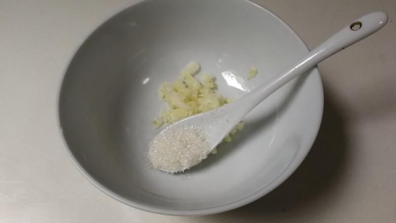 蒜泥苦瓜,碗中放入一小勺糖
