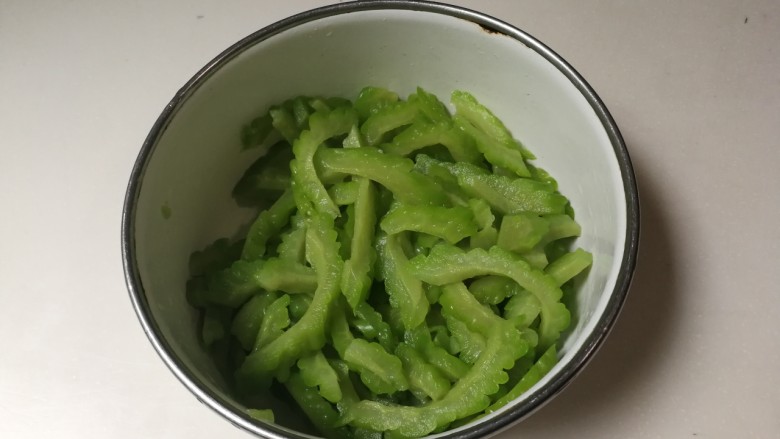 蒜泥苦瓜,过凉白开水