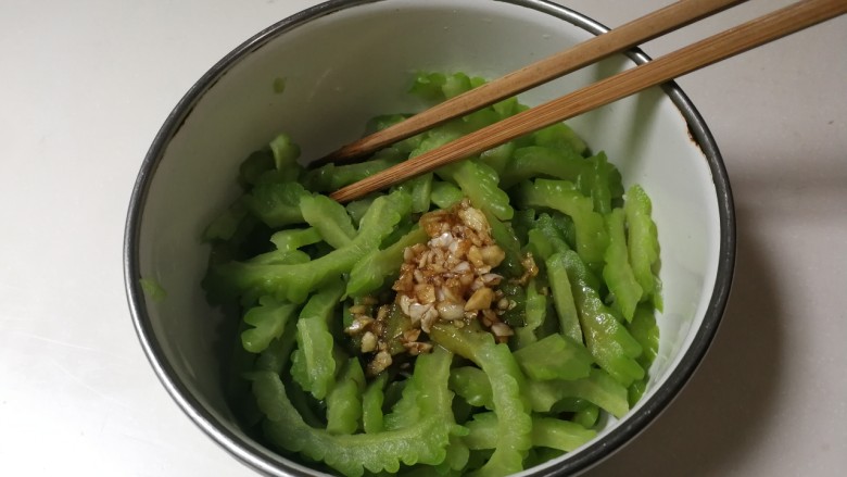 蒜泥苦瓜,将蒜泥酱汁倒入苦瓜中