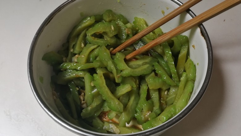 蒜泥苦瓜,拌匀