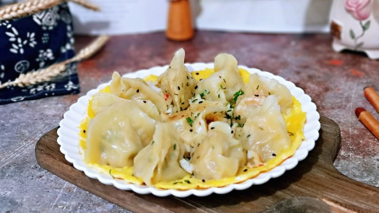 蛋抱萝卜红虾仁水饺,盛出装盘,简单快手早餐。