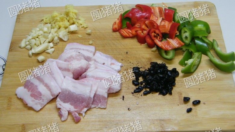 小炒肉,买一条五花肉,切片,青红椒切小条,<a style='color:red;display:inline-block;' href='/shicai/ 694'>豆豉</a>稍微跺一下,生姜大蒜子适量切小粒。