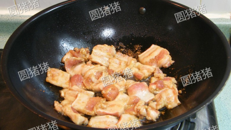 小炒肉,锅底烧热,把<a style='color:red;display:inline-block;' href='/shicai/ 846'>色拉油</a>放入锅中,下五花肉扁炒至金黄色,带走香味,不可以炒太干不然咬不动