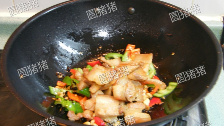 小炒肉,然后下蒜姜,料酒,酱油,辣椒,白糖,味精,青红椒。