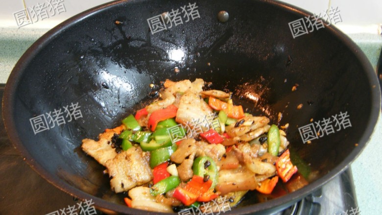 小炒肉,继续翻炒至青红椒熟后，淋上<a style='color:red;display:inline-block;' href='/shicai/ 5506'>麻油</a>出锅