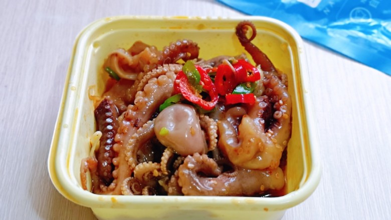 麻辣八爪鱼,哇~特别有食欲呀!如果不加配菜的话,开袋即食也可以。
