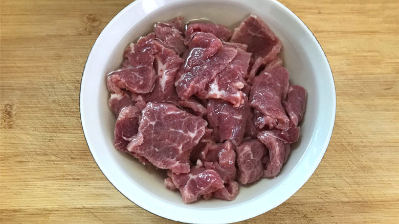 豉汁苦瓜炒牛肉,牛肉清洗干净,切成薄片,用清水浸泡出血水。