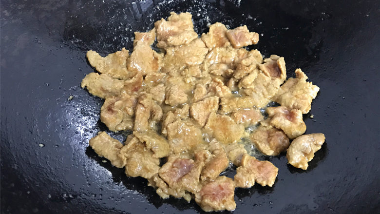 豉汁苦瓜炒牛肉,锅中倒入适量油,4成热时放入腌制好的牛肉滑炒散。