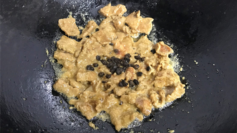 豉汁苦瓜炒牛肉,炒至牛肉变色后加入豆豉一起炒匀。