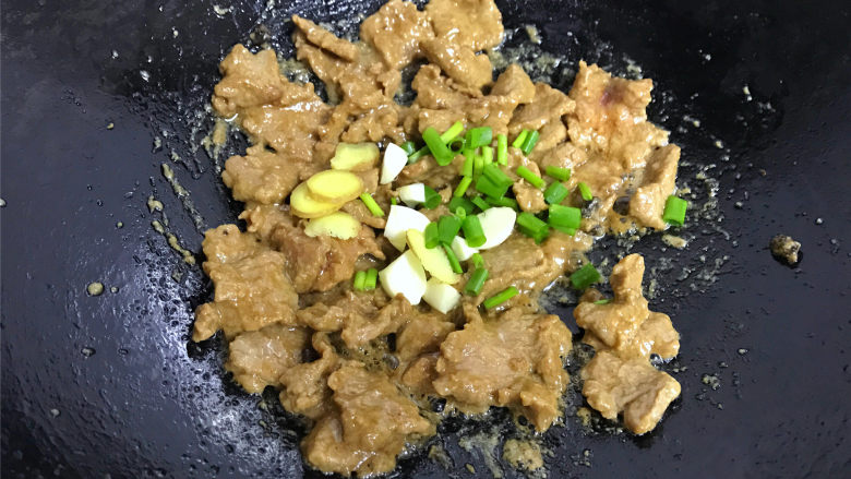 豉汁苦瓜炒牛肉,再放入<a style='color:red;display:inline-block;' href='/shicai/ 3250'>葱</a>姜蒜一起炒出香味。