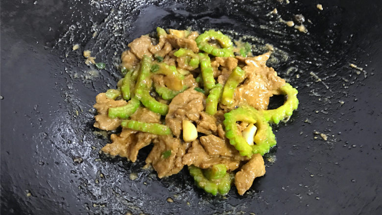豉汁苦瓜炒牛肉,一起炒匀后加入蚝油炒匀即可。